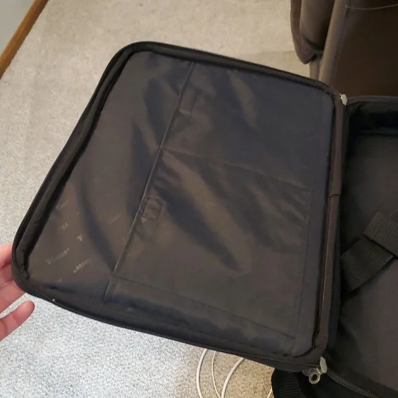 Like New Targus Laptop Messenger Bag, Black - Picture 8 of 11
